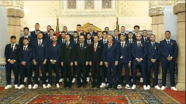 الملك محمد السادس يستقبل لاعبي المنتخب الوطني ويوشحهم بأوسمة ملكية