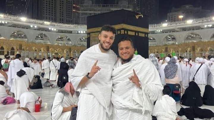 نصير مزراوي يؤدي مناسك العمرة