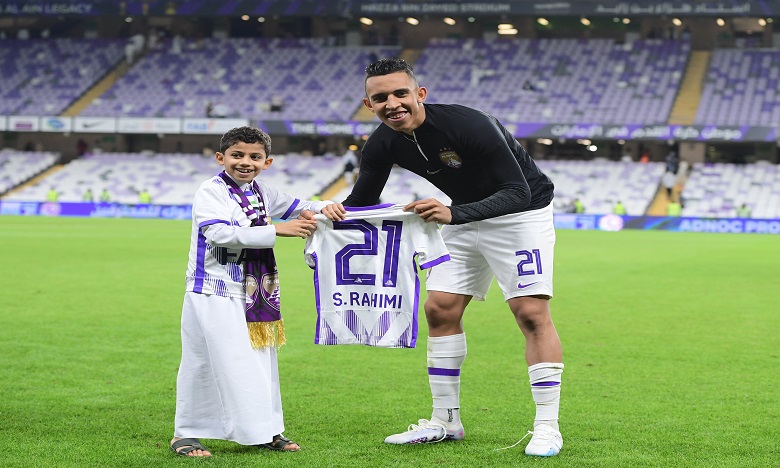 سفيان رحيمي يُحقق أمنية أصغر مشجع للعين الإماراتي