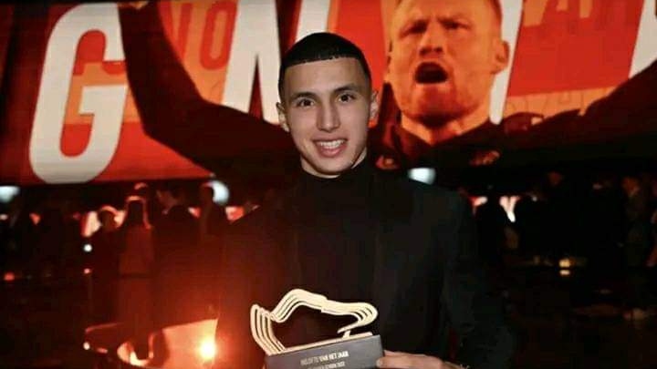 وليد الركراكي يتفاعل مع بلال الخنوس بعد فوزه بجائزة أفضل لاعب في بلجيكا