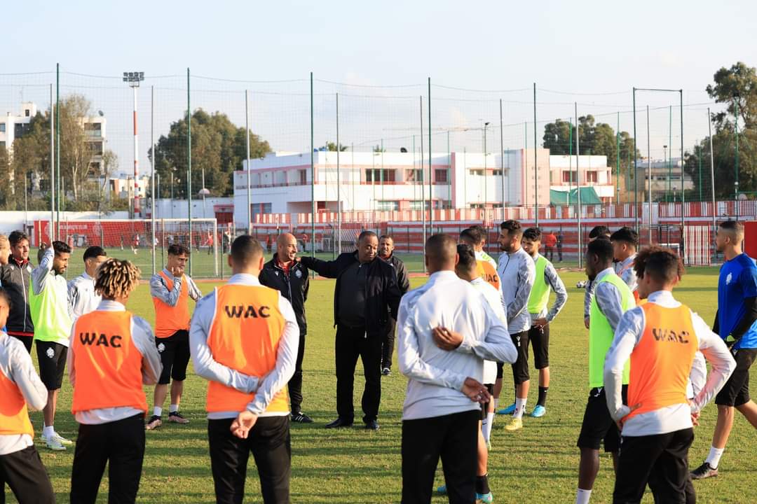 الناصيري يزور لاعبي الوداد بعد الإقصاء من “الموندياليتو”