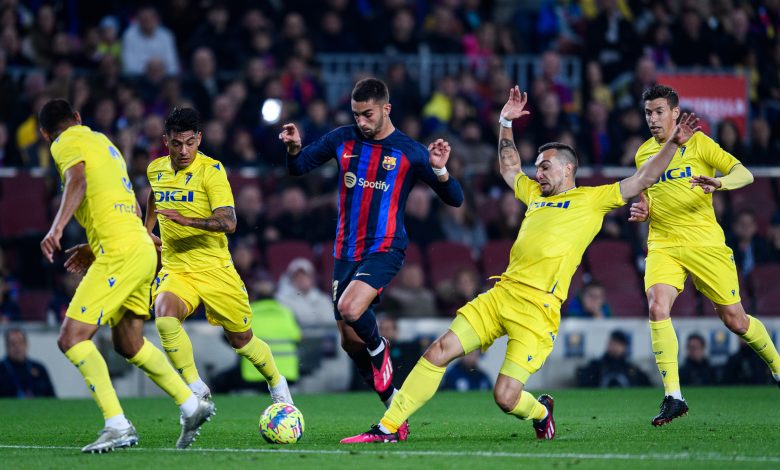 برشلونة يهزم قادش ويعزز صدارته للدوري الإسباني