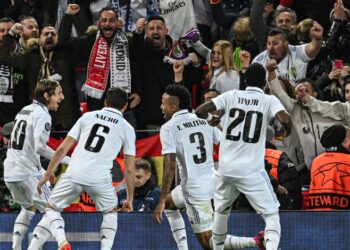 ريال مدريد يسحق مضيفه ليفربول ويضع قدما في ربع نهائي دوري الأبطال