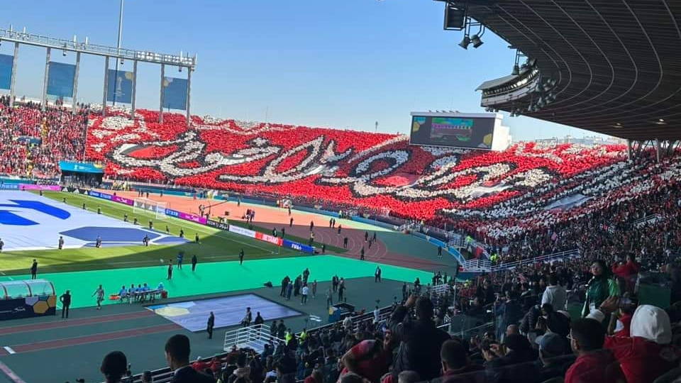 الجماهير ترفع تيفو خيالي وأسطوري أمام الهلال السعودي