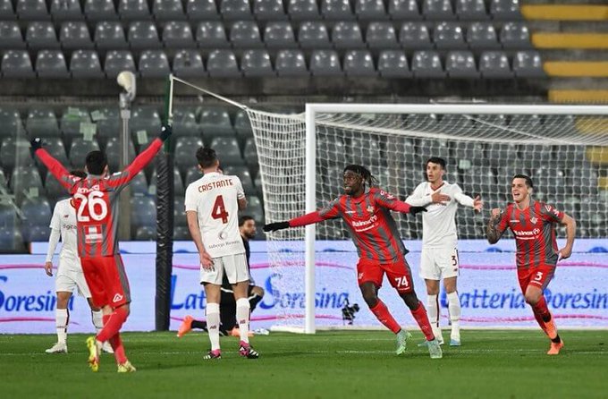 كريمونيزي يفوز على روما ويغادر قاع الدوري الإيطالي