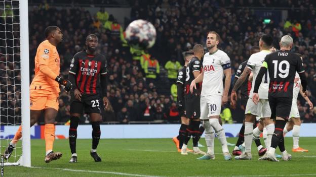 ميلان يعبر توتنهام ويتأهل إلى ربع نهائي دوري الأبطال