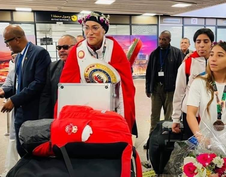استقبال حافل لبطلة العالم المغربية خديجة المرضي بمطار محمد الخامس