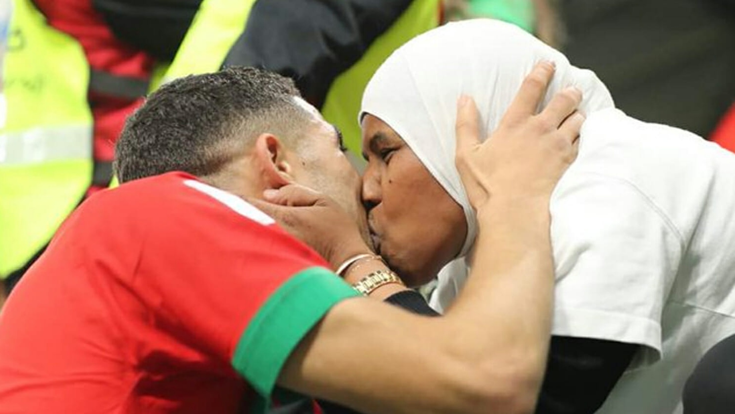 والدة حكيمي بخصوص تهمة الاغتصاب:”العالم بأسره يشهده له بأخلاقه العالية والمتزنة”