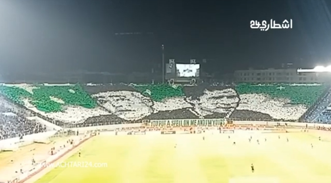 شاهد.. الكوفرا سود تبدع بثلاث “تيفوهات” رائعة في مباراة الرجاء أمام سيمبا