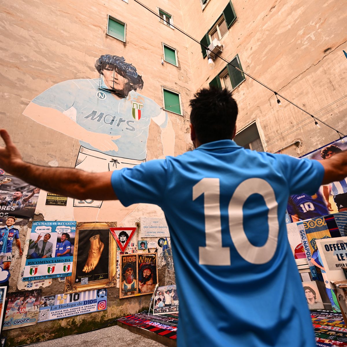 نابولي تتوشح بالأزرق استعداداً للتتويج بلقب الدوري