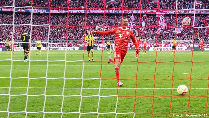 بايرن يقسو على دورتموند برباعية ويتصدر البوندسليغا