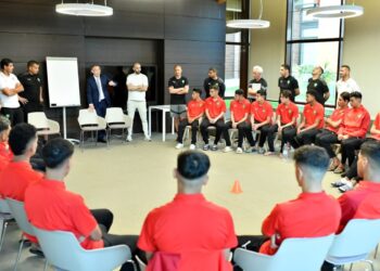 فوزي لقجع يحفز لاعبي المنتخب الوطني لأقل من 17 سنة قبل التوجه إلى الجزائر
