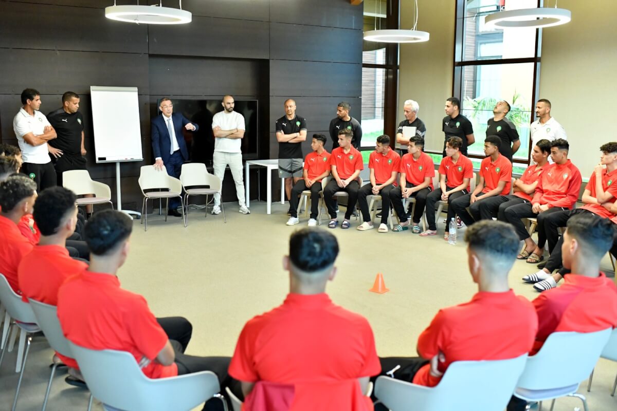 بحضور الركراكي… لقجع يجتمع مع منتخب الشبان ويحدد موعد السفر الى الجزائر