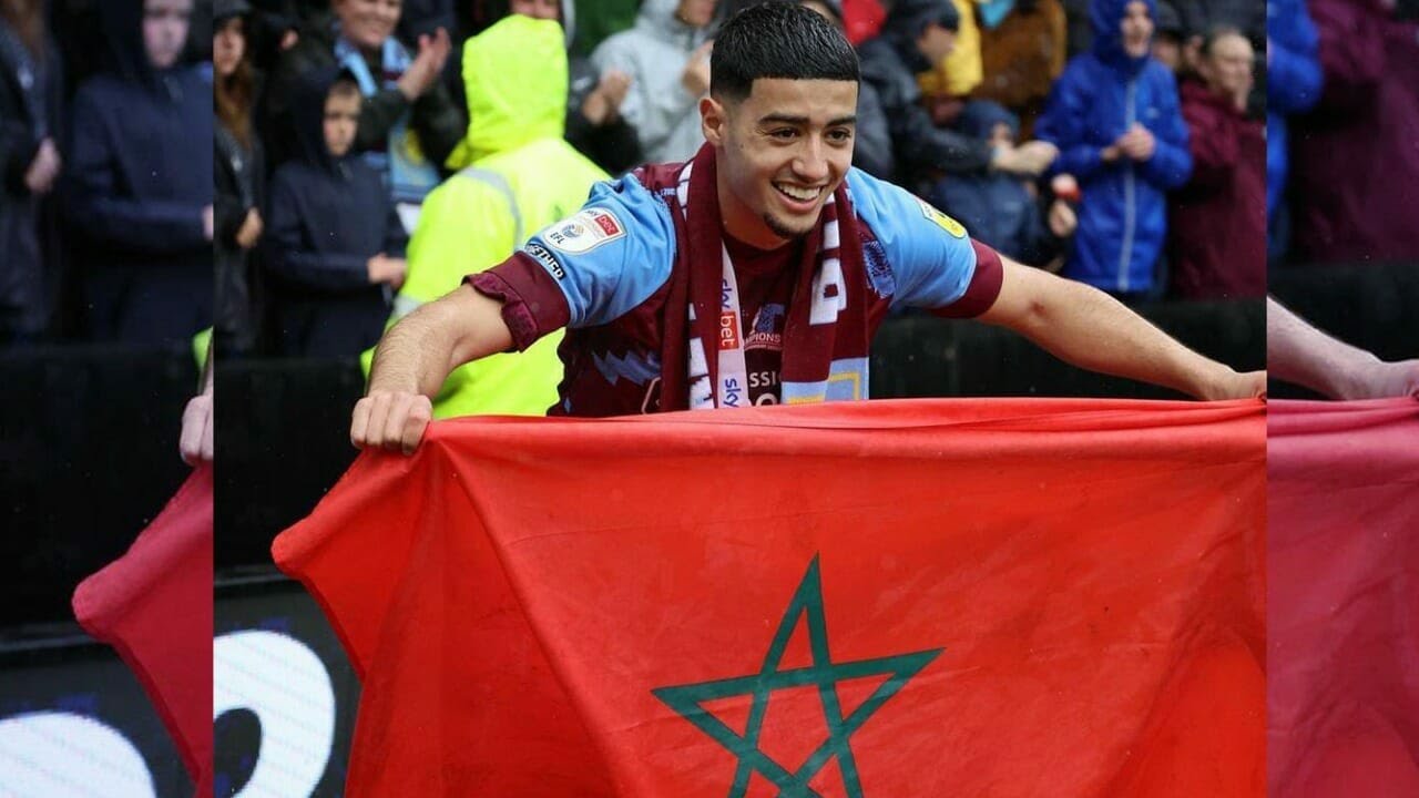 أنس الزروري يتوشح بالعلم المغربي