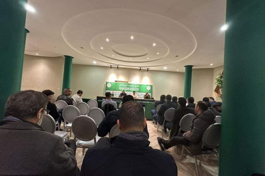 منخرطو الرجاء ينتقدون بعض الصفحات “الفايسبوكية” قبل الجمع العام الاستثنائي