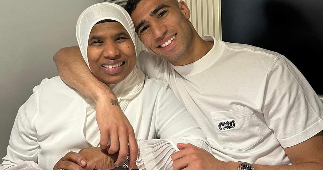 وشم جديد لأشرف حكيمي يخلق جدلا واسعا بين المغاربة والجزائريين