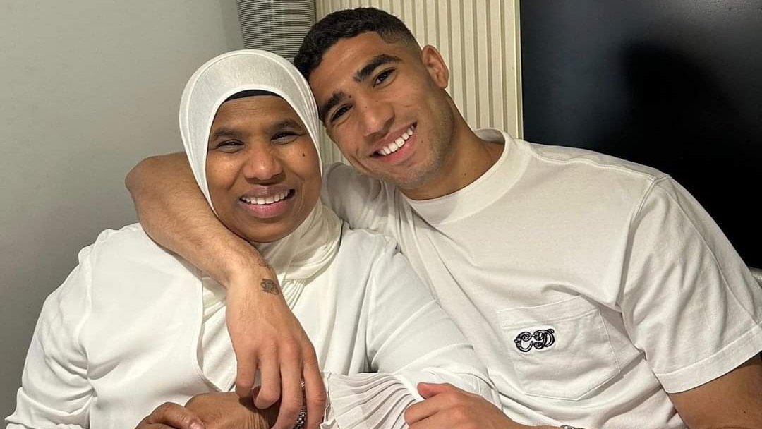 أشرف حكيمي رفقة والدته يلهب مواقع التواصل الاجتماعي “عيد أم سعيد لأفضل أم”