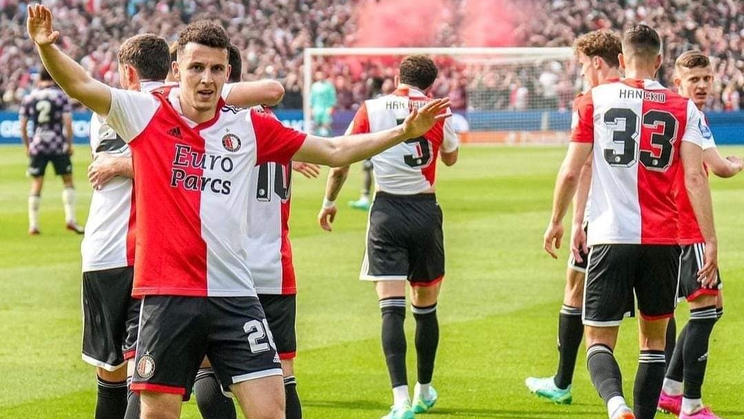 أسامة إدريسي يتوج بلقب الدوري الهولندي رفقة فاينورد بعد الفوز على غو أهيد بثلاثية نظيفة