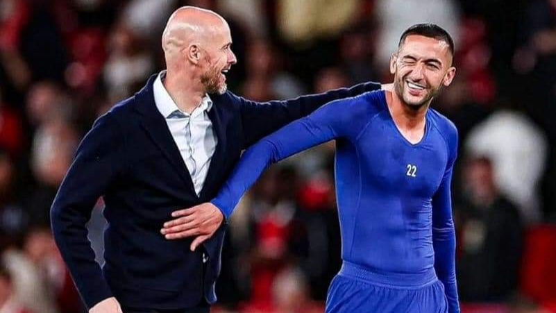 صورة مدرب مانشستر يونايتد وحكيم زياش تخلق جدلا واسعا في مواقع التواصل الاجتماعي