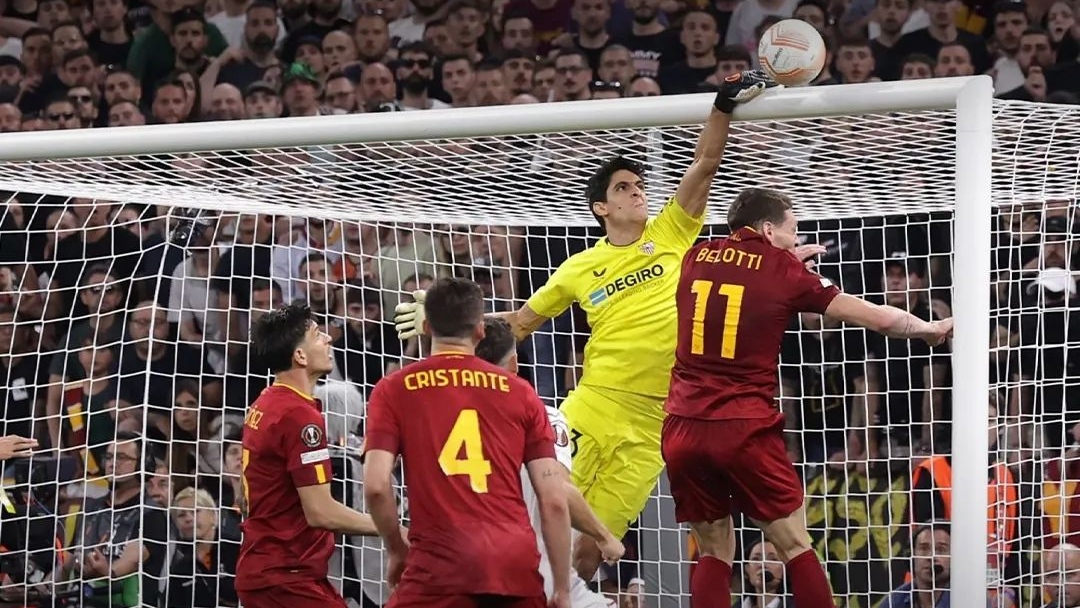 ياسين بونو يقود إشبيلية للتتويج بلقب اليوروباليغ للمرة السابعة في تاريخها