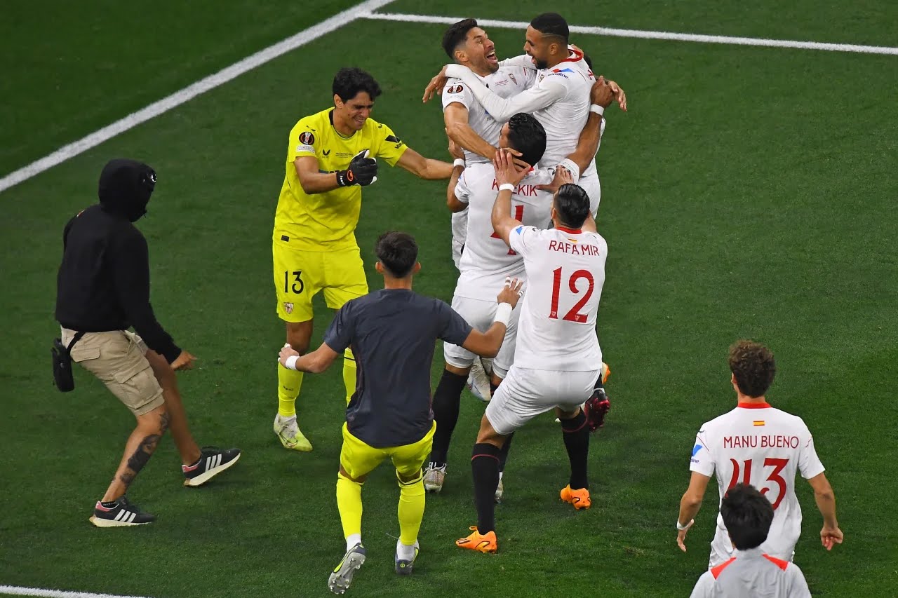 ياسين بونو أفضل لاعب في نهائي الدوري الأوروبي