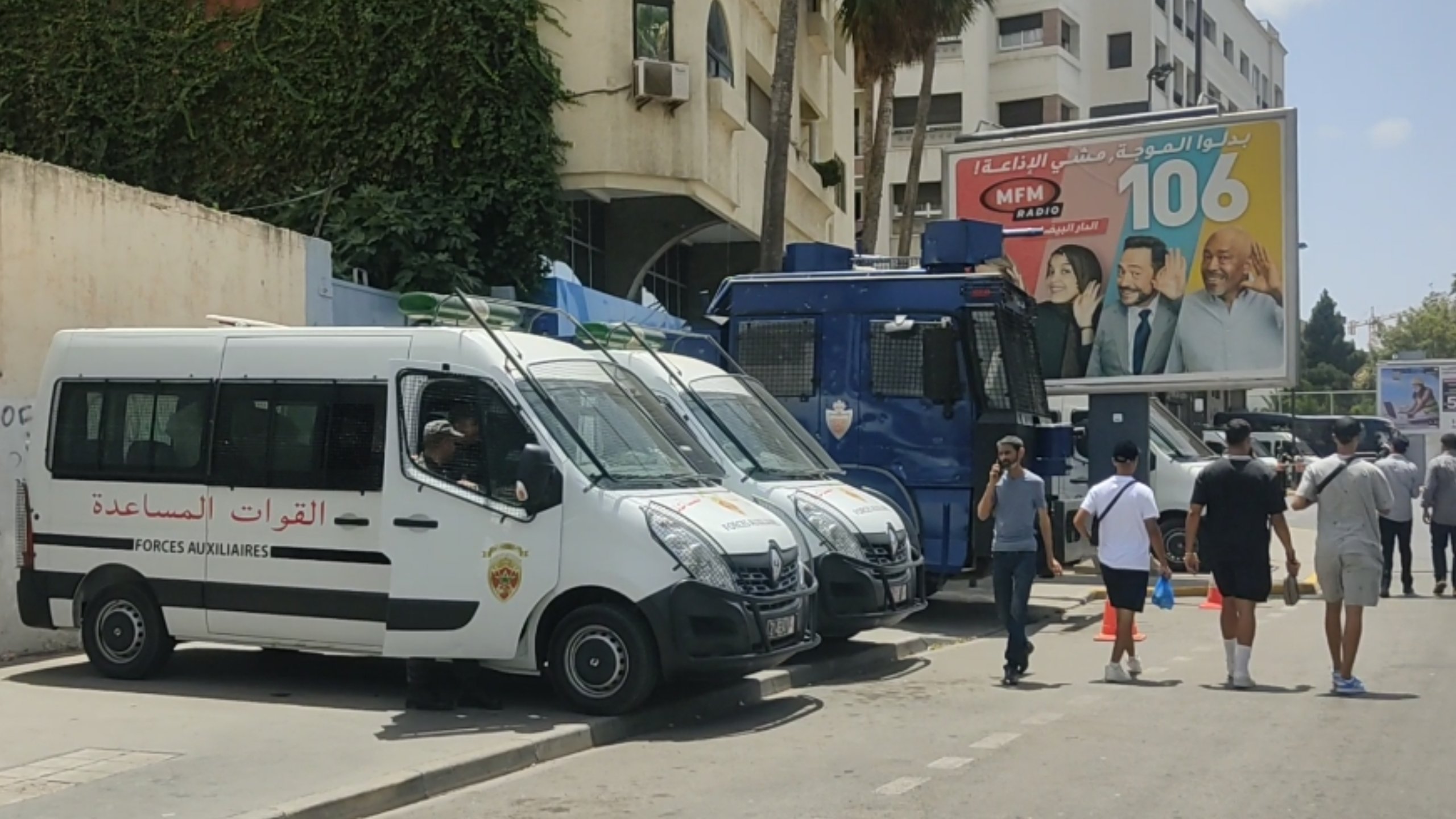 فيديو…تعزيزات أمنية مشددة في دونور قبل مباراة الديربي