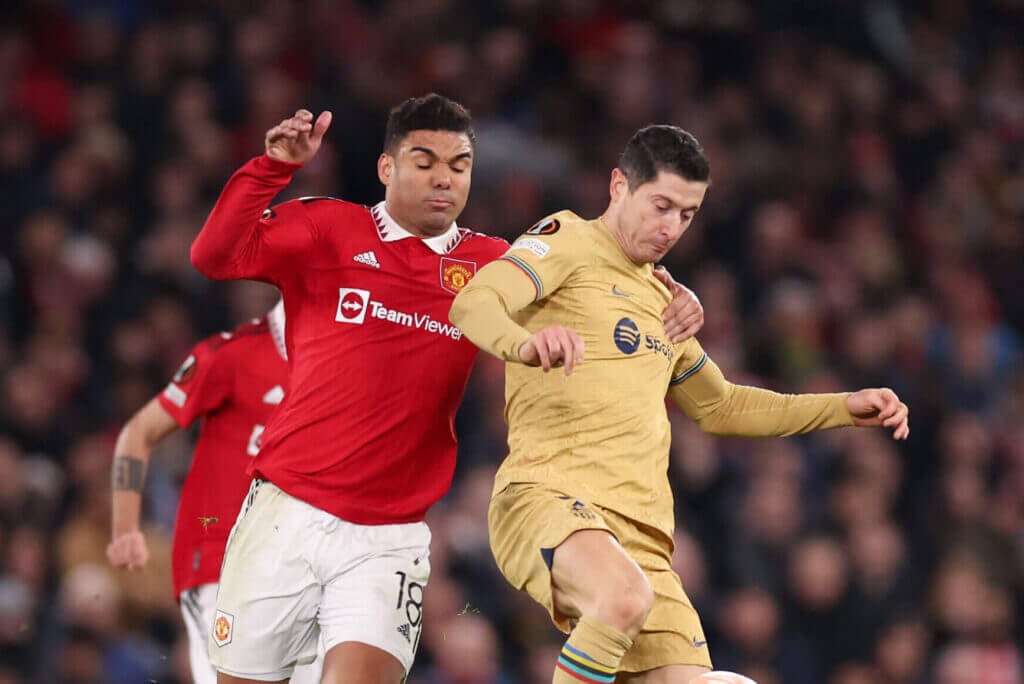 “يويفا” يغرم فريقي مانشستر يونايتد وبرشلونة