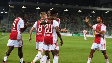 أياكس يقترب من مجموعات الدوري الأوروبي