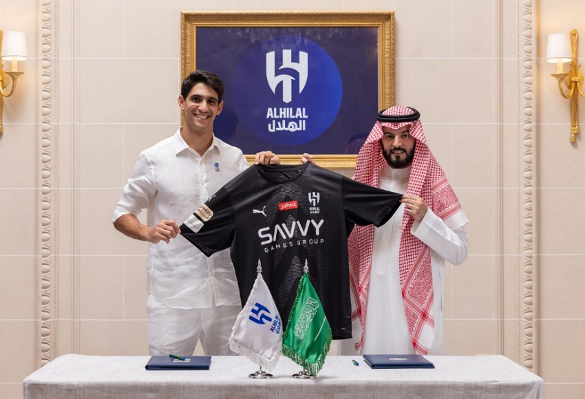 ياسين بونو:” أطمح لكتابة التاريخ في الدوري السعودي”