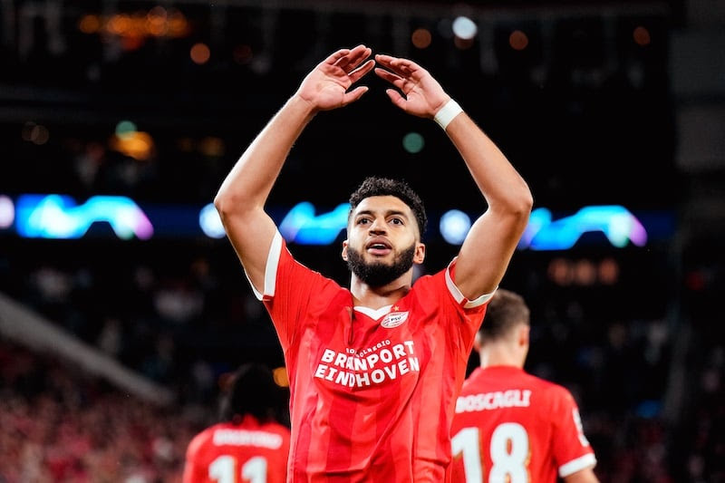 المغربي صيباري يتألق بتسجيل هدفين ليقود أيندهوفن لدور مجموعات أبطال أوربا