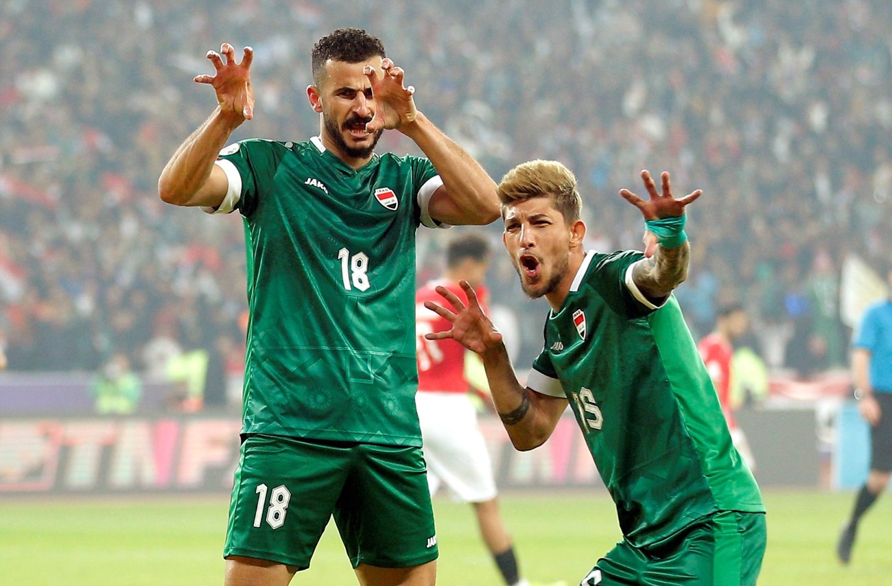 المهاجم العراقي أيمن حسين يوقع للرجاء الرياضي
