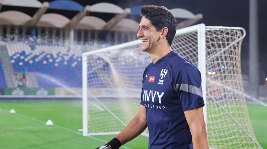 ياسين بونو يخوض أول حصة تدريبية رفقة الهلال السعودي