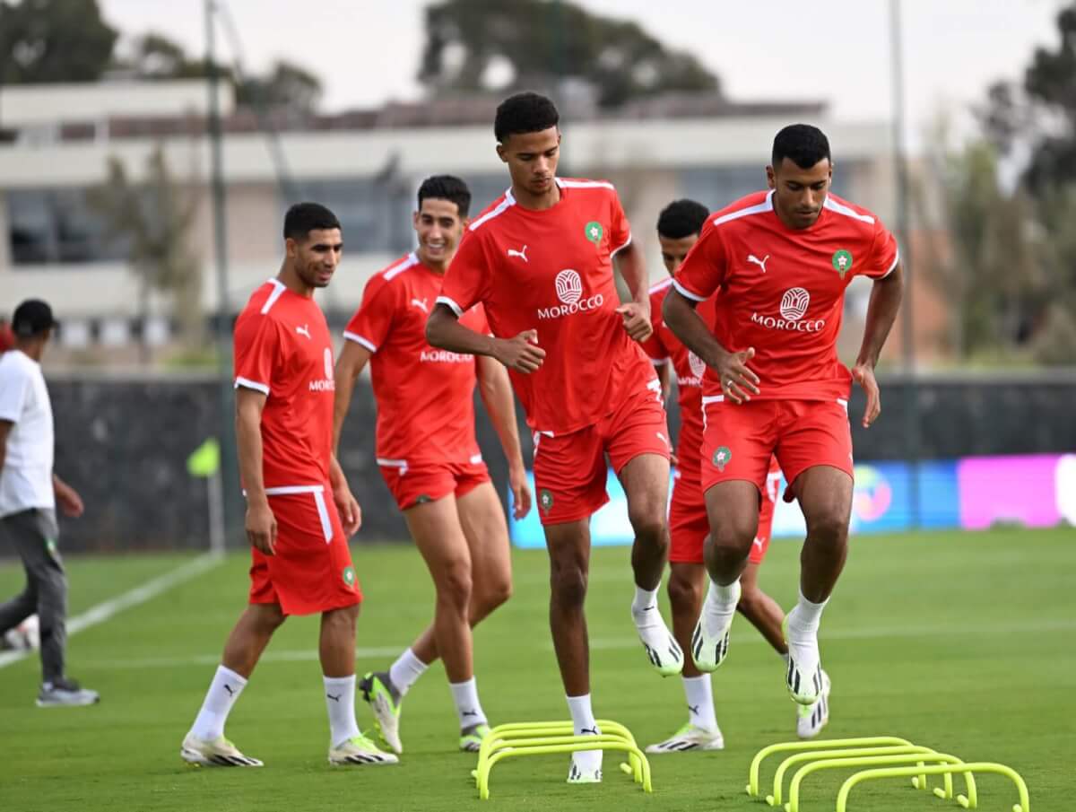 أسود الأطلس يرتدون قميص التداريب الجديد مزينا بشعار “المغرب، أرض الأنوار”