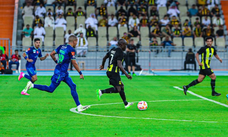 إتحاد جدة يعتلي قمة الدوري السعودي بثنائية في الفتح