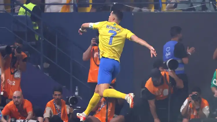 ثنائية رونالدو وتاليسكا تقود النصر لفوز مثير على الأهلي في الدوري السعودي