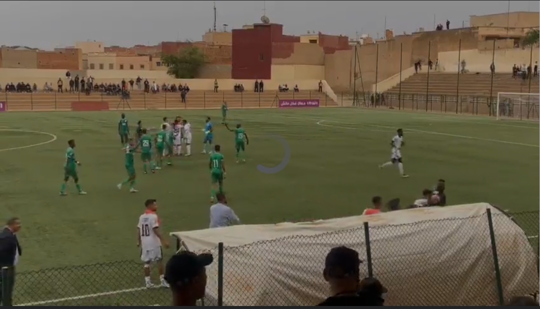 فيديو..مصور يتقمص دور الفار والحكم يستعين به لتأكيد مشروعية هدف ليتجنب الاحتجاجات والسب والشتم