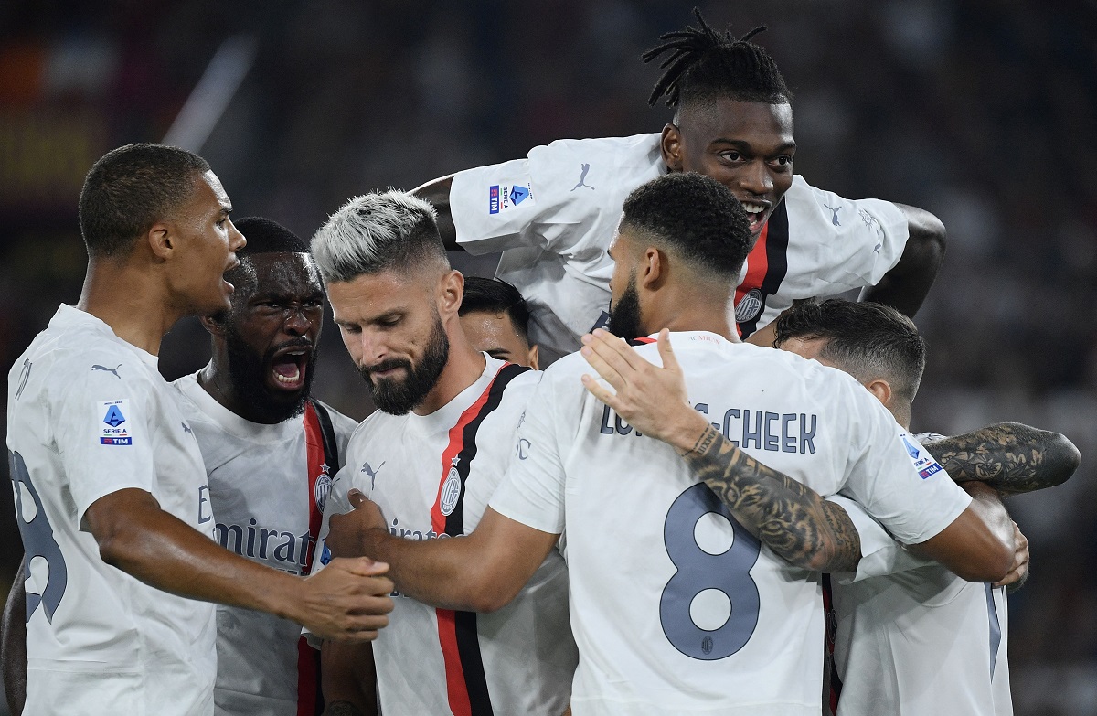 ميلان يفوز على روما وينفرد بصدارة الدوري الإيطالي مؤقتاً