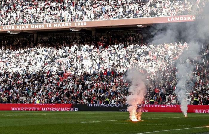 الشغب يتسبب في إلغاء مباراة أياكس وفينورد في الدوري الهولندي