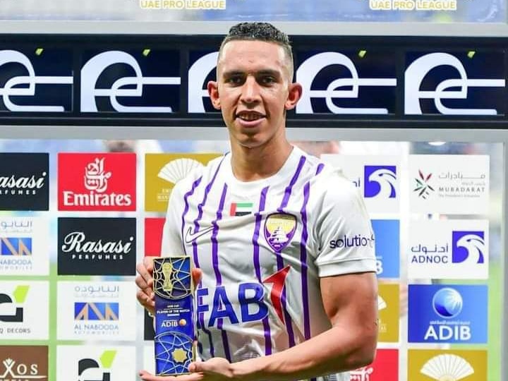 سفيان رحيمي يتوج بجائزة أفضل لاعب في مباراة فريقه أمام النصر.