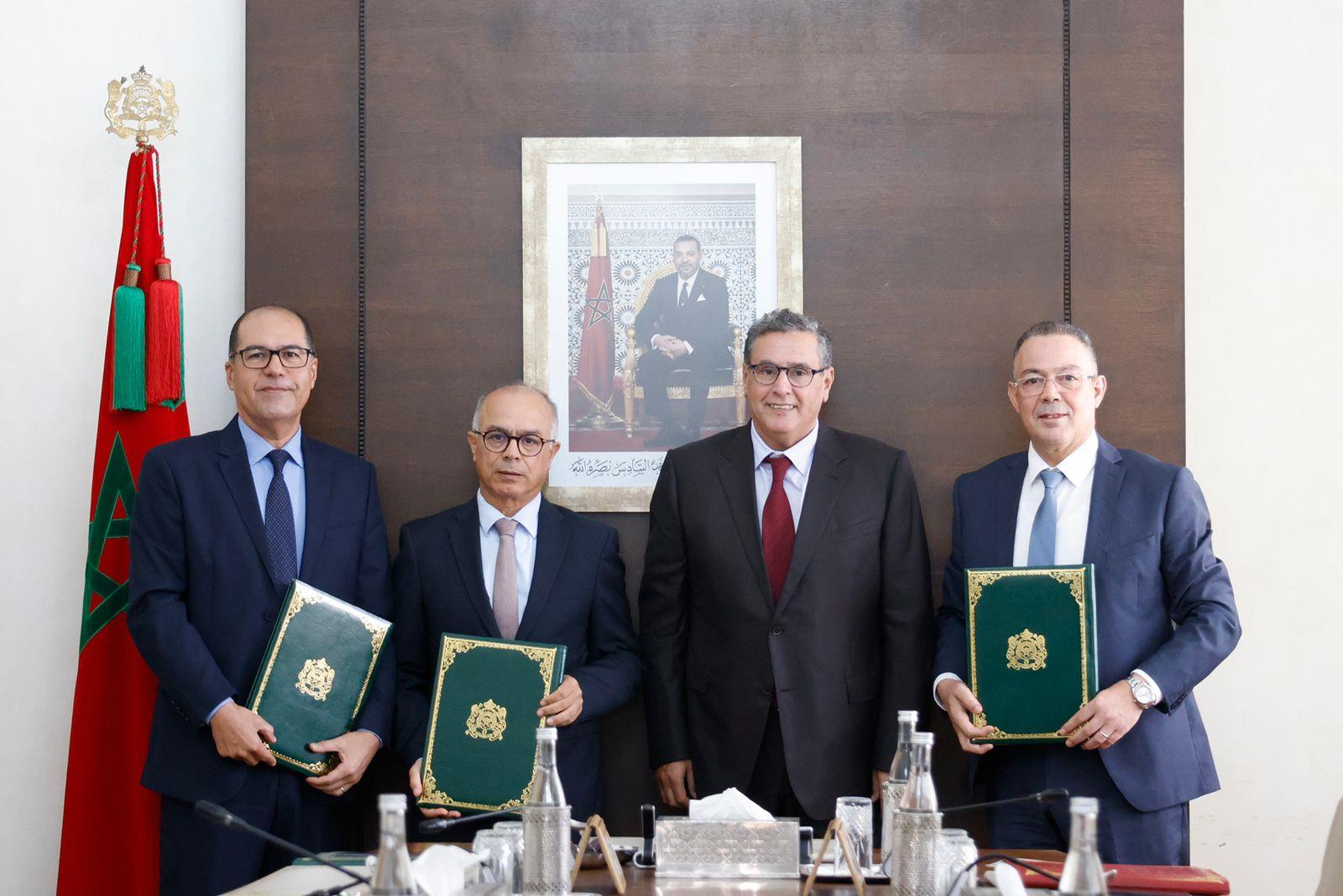التوقيع على اتفاقية شراكة لتمويل برنامج تأهيل 6 ملاعب لكرة القدم وتشييد ملعب جديد