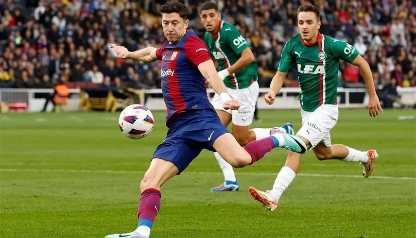 ثنائية ليفاندوفسكي تنقذ برشلونة من فخ ألافيس في الليغا