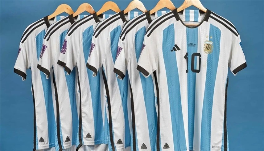 بـ7.8 مليون دولار.. بيع 6 قصمان ارتداها ميسي في مونديال 2022