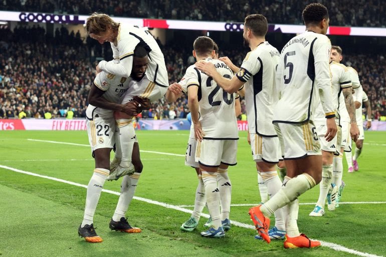 ريال مدريد يسحق فياريال ويتصدر الليغا مؤقتا