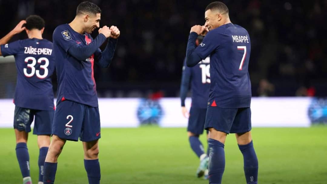 أشرف حكيمي يتوج رفقة باريس سان جيرمان بلقب كأس السوبر الفرنسي
