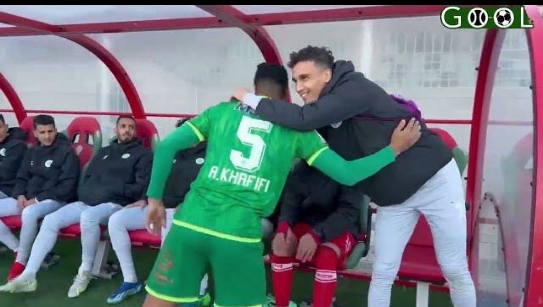 عبد الله خفيفي يقدم باقة ورد الى فريق المولودية الوجدية”فيديو”