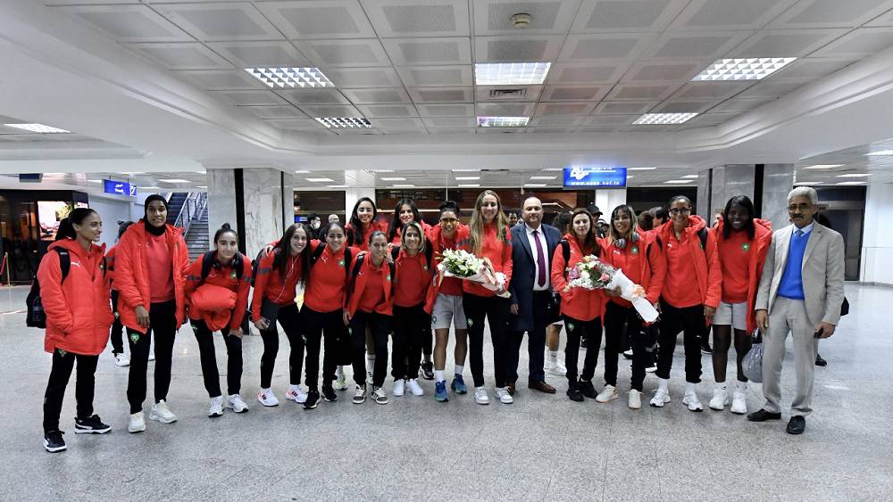 بعثة المنتخب المغربي النسوي تصل إلى تونس استعدادًا للمباراة المنتظرة