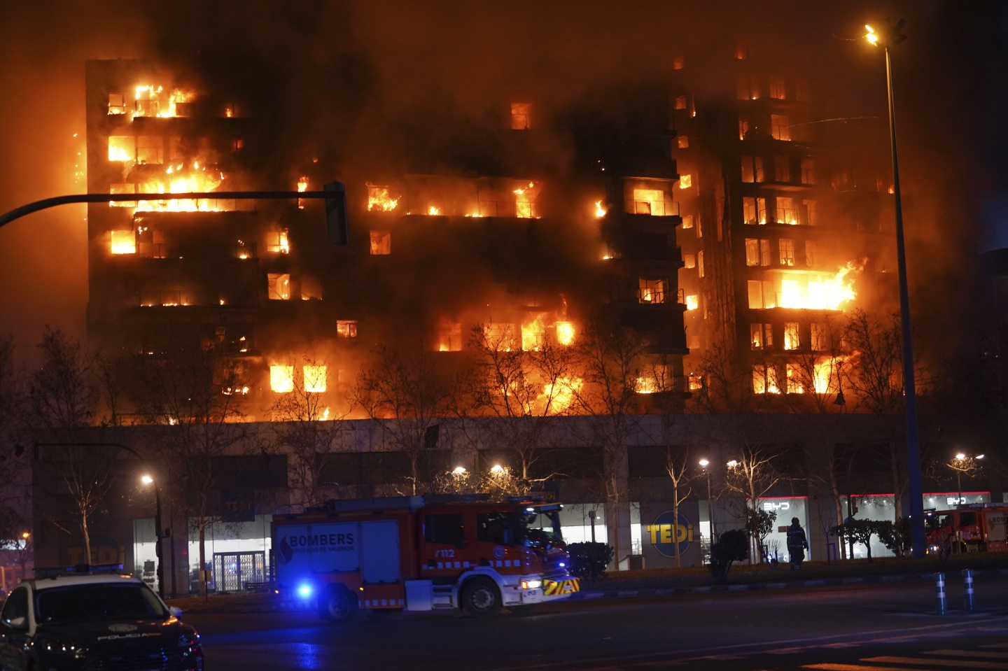 حريق يودى بحياة 4 أشخاص.. فالنسيا وليفانتي يطالبان بتأجيل مباراتيهما