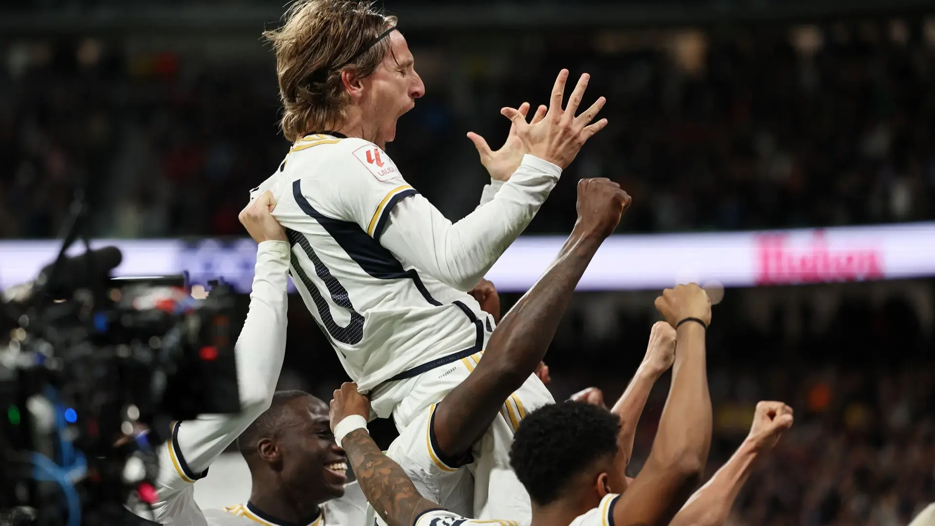 مودريتش يقود ريال مدريد لهزم إشبيلية والهروب في صدارة الليغا