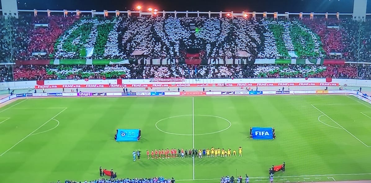 الجماهير المغربية تستقبل الأسود بأكادير بتيفو مميز وتشجيع حار