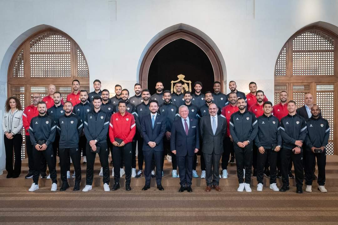 ملك الأردن يمنح الحسين عموتة ومنتخب النشامى ميدالية اليوبيل الفضي